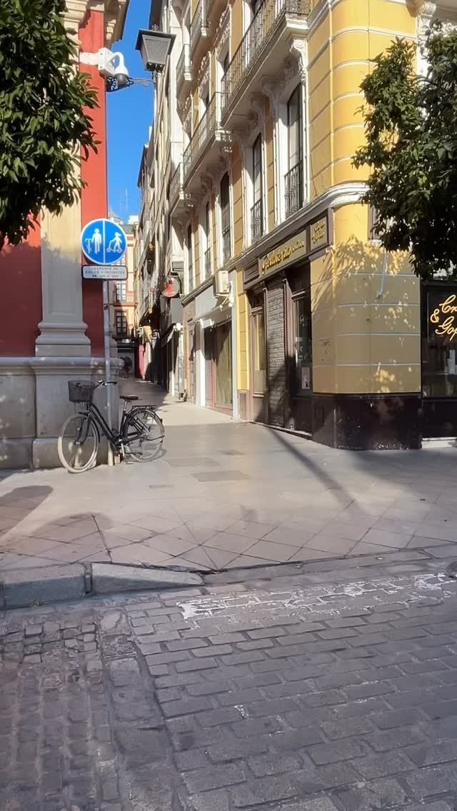 Calle peatonal del centro de Sevilla junto a Bruna