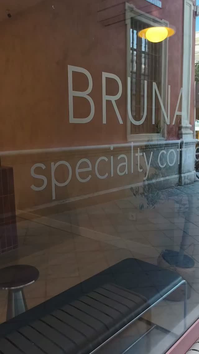 Escaparate de Bruna con el nombre en el cristal